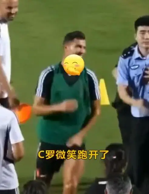 C罗袭警后嬉皮笑脸，球迷辩解只是开玩笑，还谎称被袭警察是保安