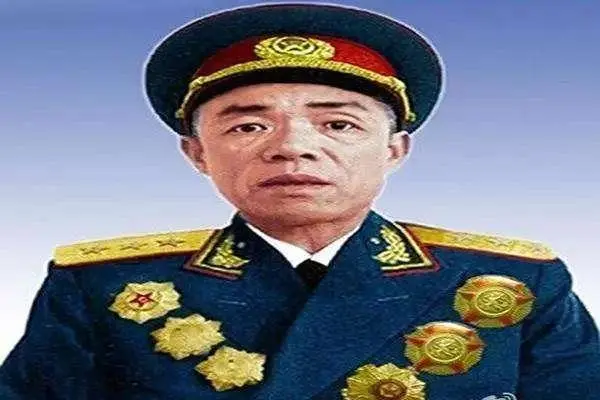 从纵队司令员降到师长，后来被授予少将，他的一番话让人感动