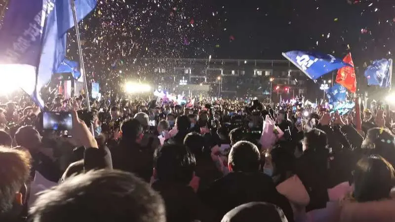 今夜，嫦娥五號回到“誕生地”，英雄凱旋！