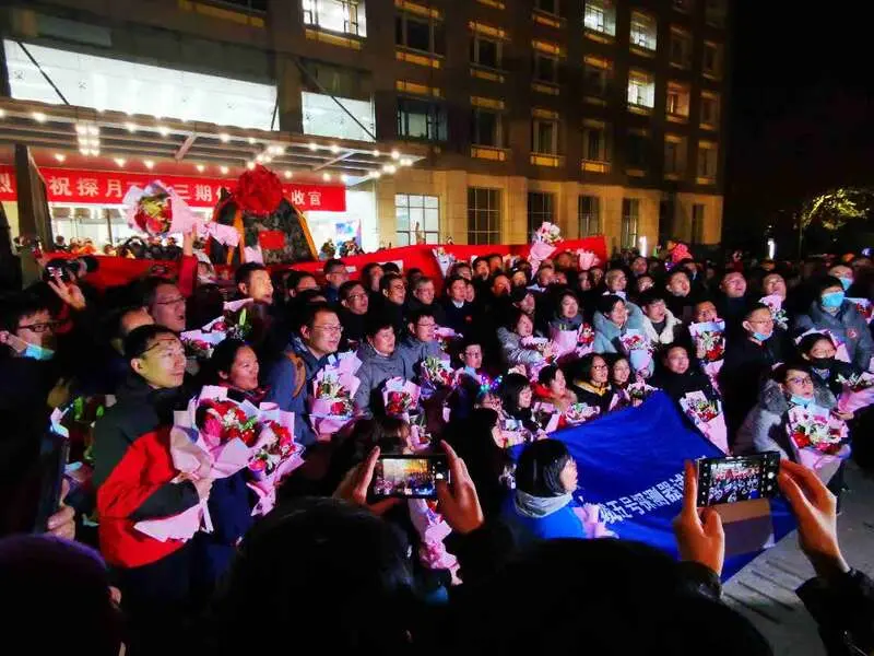 今夜，嫦娥五號回到“誕生地”，英雄凱旋！