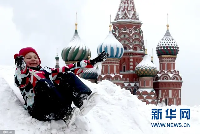 莫斯科迎来大雪红场成游乐场 儿童玩雪不亦乐乎