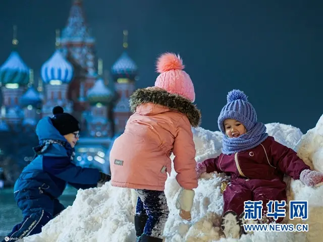 莫斯科迎来大雪红场成游乐场 儿童玩雪不亦乐乎