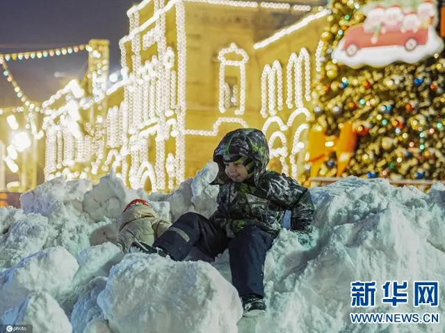 莫斯科迎来大雪红场成游乐场 儿童玩雪不亦乐乎