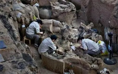 山东出土5岁女孩墓，一身红装穿金戴银，身份确认后，令专家愤怒