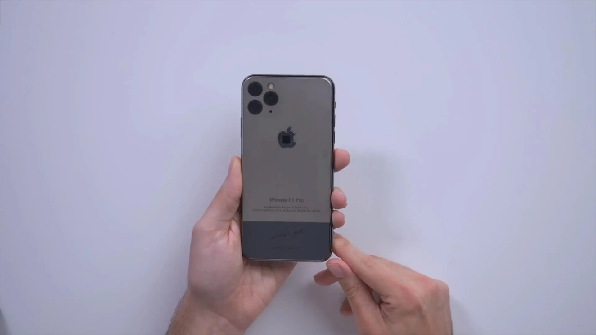 售价5万的iPhone11Pro开箱：乔布斯亲笔签名，全球仅9部