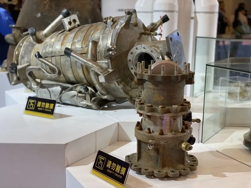 神舟一号推进舱实物首次在沪展出，还能看到长五发动机残骸