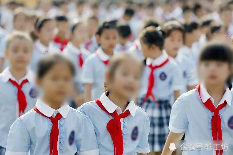 “男生别到小学当老师，没前途！”话虽刺耳，却有几分道理