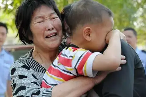 人贩子当众“抱娃”跑，反咬宝爸是坏人，爸爸用机智成功救娃