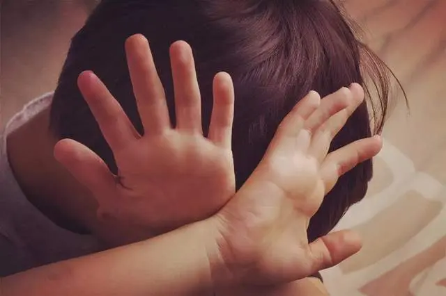 4岁女儿打碎爸爸的手机，爸爸一怒之下的做法，孩子再没醒过来