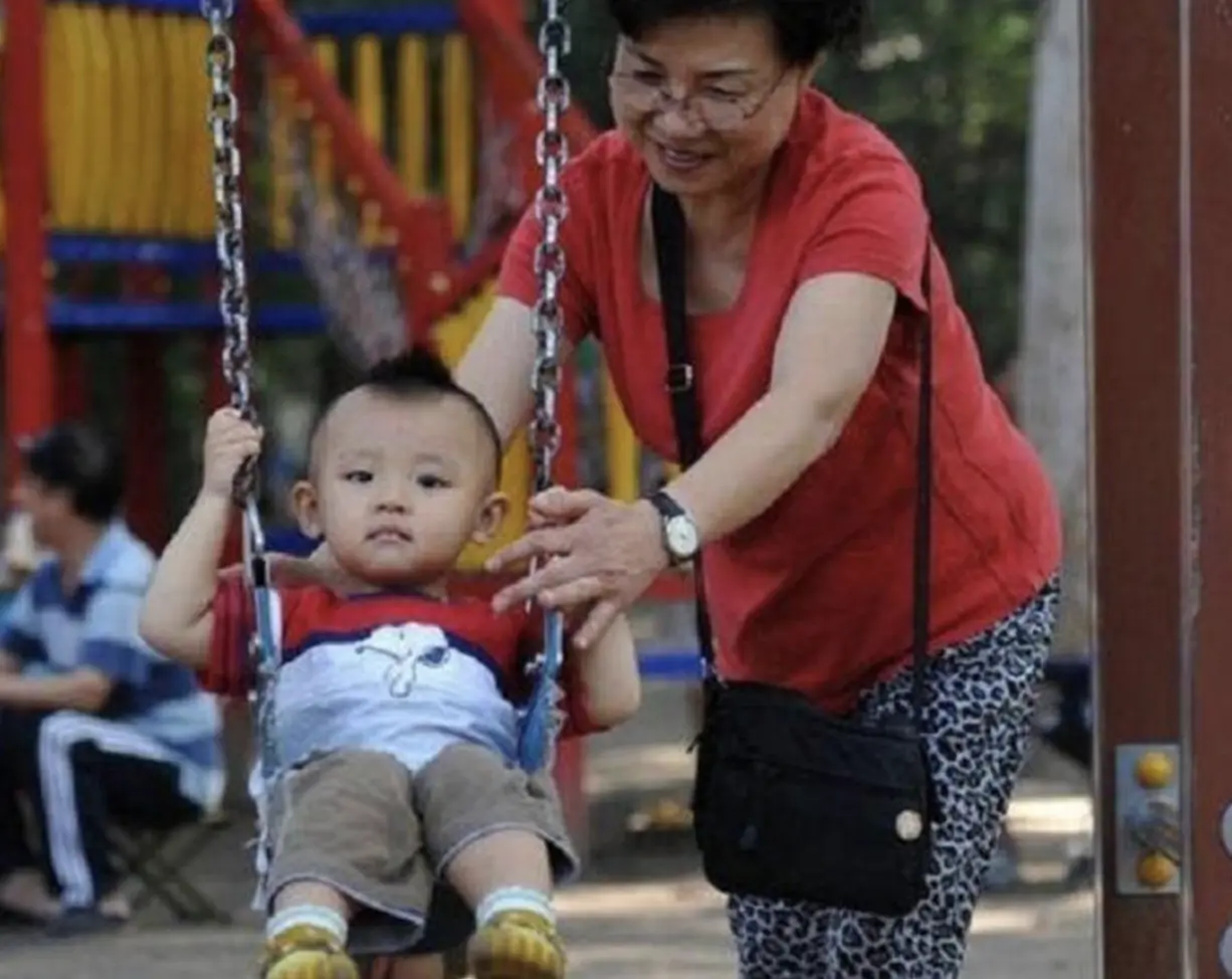 给女儿带了3年孩子，一句话让老人后悔，再闲也别帮女儿带孩子