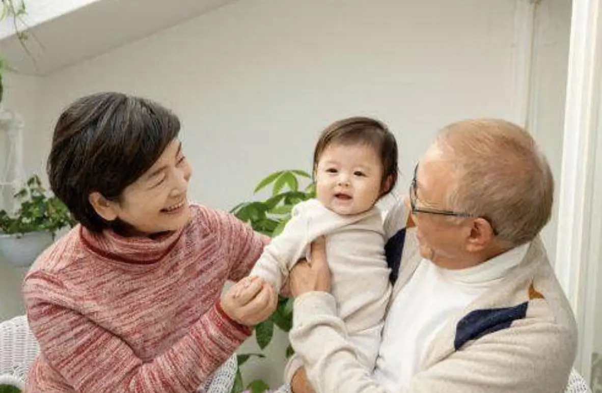 给女儿带了3年孩子，一句话让老人后悔，再闲也别帮女儿带孩子