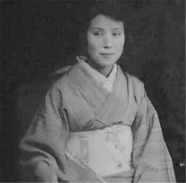 日本女护士嫁给中国将军64年，期间从未回家，女儿如今人人皆知