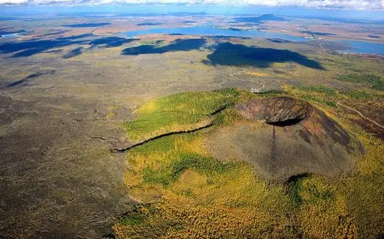 沉睡了50万年！几十座火山堆里出现异象，最活跃那个恰处我国境内