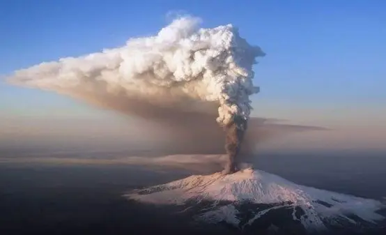 沉睡了50万年！几十座火山堆里出现异象，最活跃那个恰处我国境内