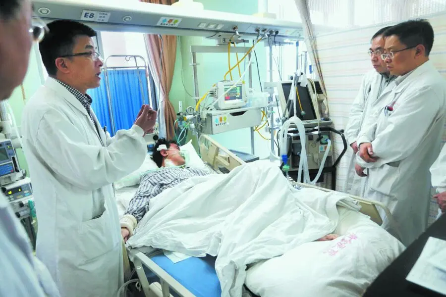 儿子误把“502”弄入眼中，机智老爸一招救回，医生都称赞