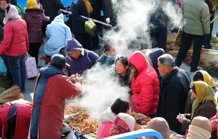 安陆今天下雪啦！坐在有空调的屋里都冷冷冷，那小时候究竟是怎样过冬的？