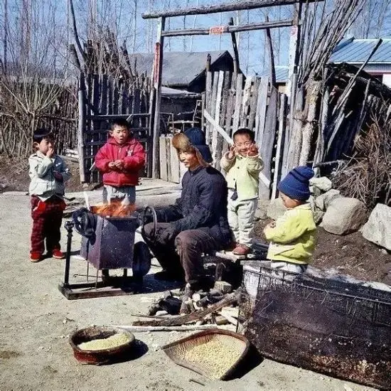 安陆今天下雪啦！坐在有空调的屋里都冷冷冷，那小时候究竟是怎样过冬的？