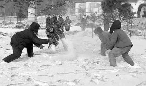 安陆今天下雪啦！坐在有空调的屋里都冷冷冷，那小时候究竟是怎样过冬的？