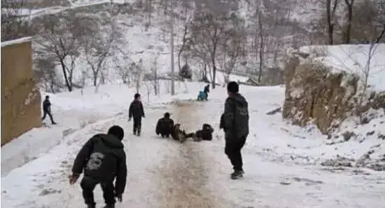 安陆今天下雪啦！坐在有空调的屋里都冷冷冷，那小时候究竟是怎样过冬的？