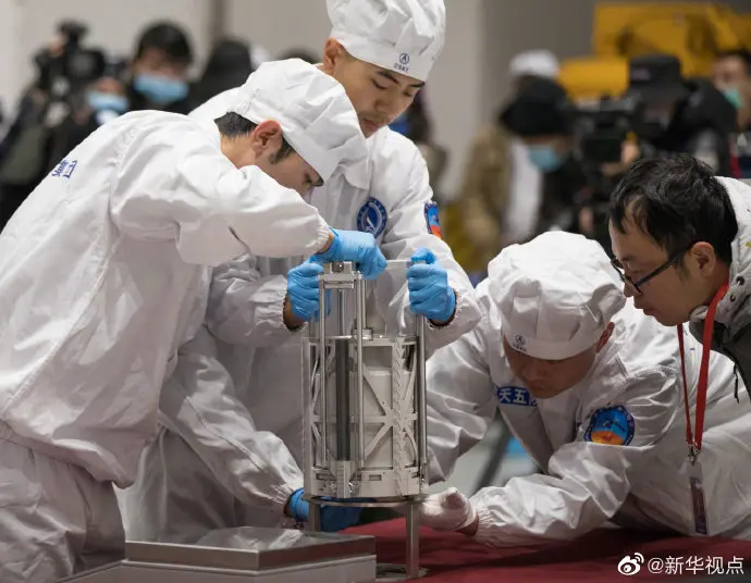 嫦娥五号成功带回“土特产”，来跟随科研人员一起“拆快递”吧！