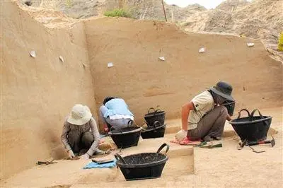 法国矿场挖到一石块，引发考古界的轰动，专家推测外星人来过地球