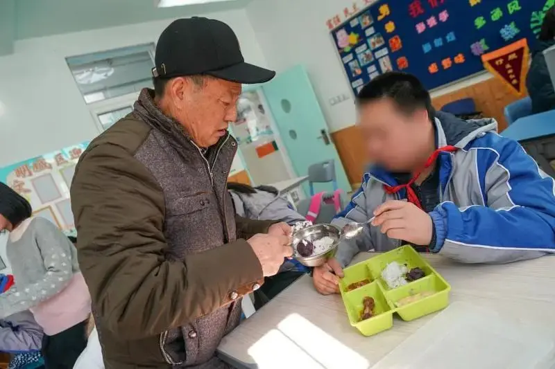 孙子患自闭症，上海这位爷爷进入特殊学校陪读9年，没想到…