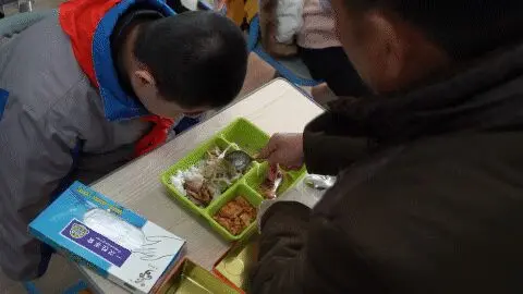 孙子患自闭症，上海这位爷爷进入特殊学校陪读9年，没想到…