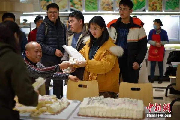 大学发蛋糕祝福考研学子 “写”满知识点