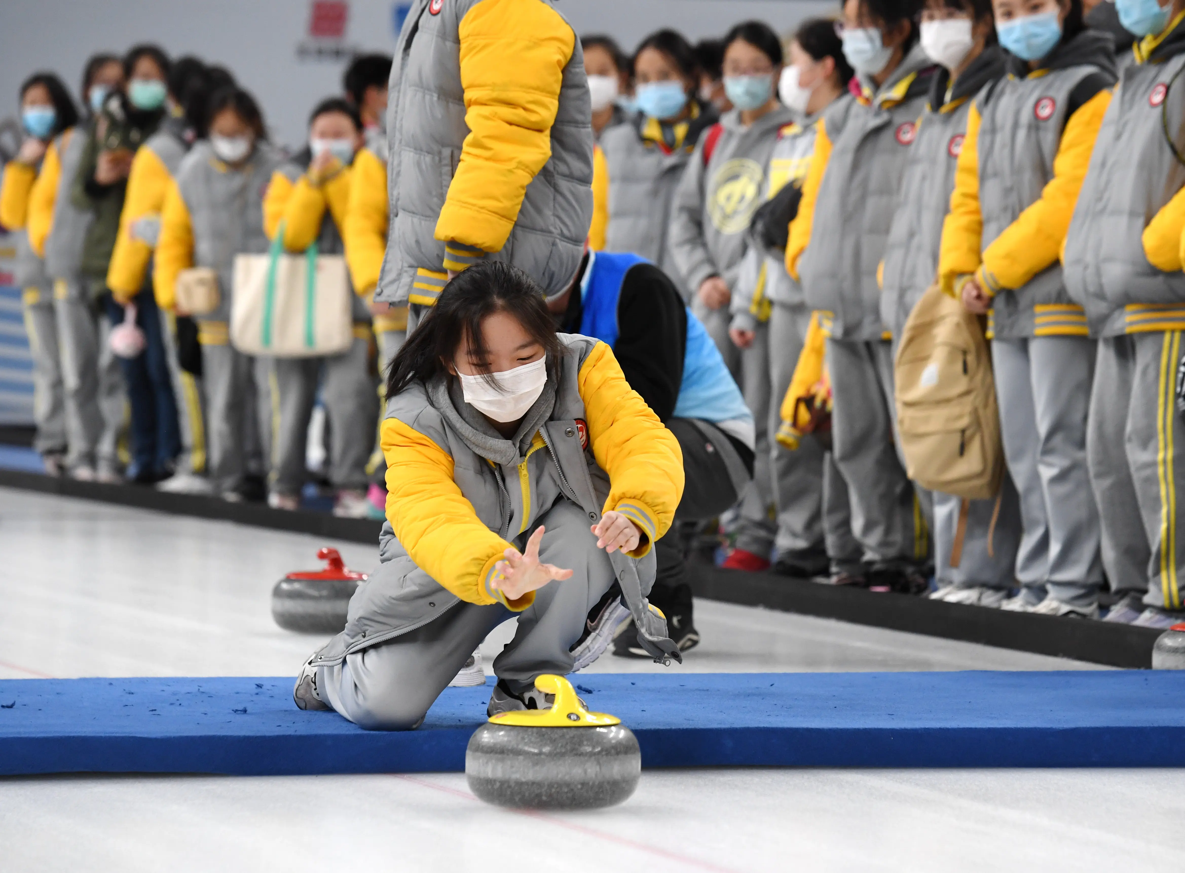 （体育）国家游泳中心完成第二次“水冰转换”并开启冰壶体验