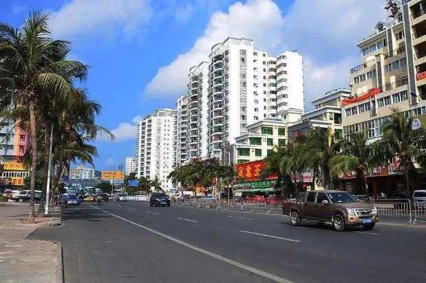 我国最具有热带文化旅游点，生活节奏慢，人称“小夏威夷”的城市