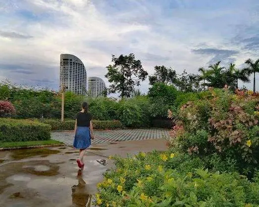 我国最具有热带文化旅游点，生活节奏慢，人称“小夏威夷”的城市