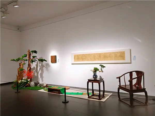 在得奖书法前“拈花惹草”，这场大展把书房和山野场景都搬进了展厅