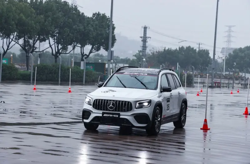 AMG在雨天的表现有何不同？我们一口气试驾了各级别最新车型｜试驾