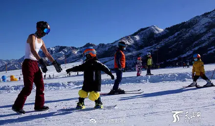 飒！穿着背心教滑雪