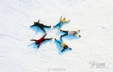 飒！穿着背心教滑雪