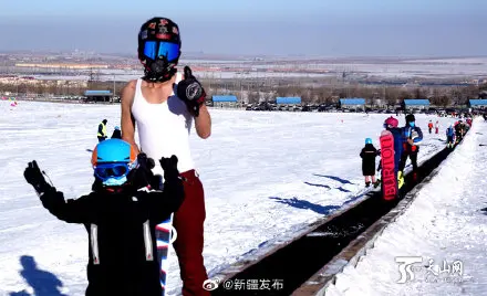 飒！穿着背心教滑雪