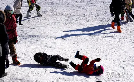 飒！穿着背心教滑雪