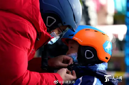 飒！穿着背心教滑雪