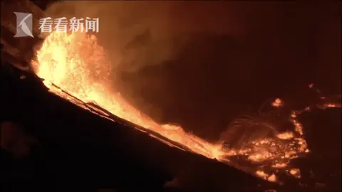 夏威夷火山噴發濃煙滾滾 熾熱熔巖將天空染紅