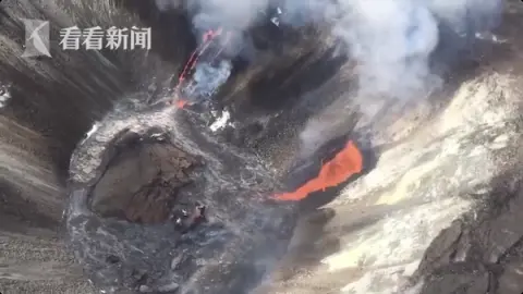 夏威夷火山噴發濃煙滾滾 熾熱熔巖將天空染紅