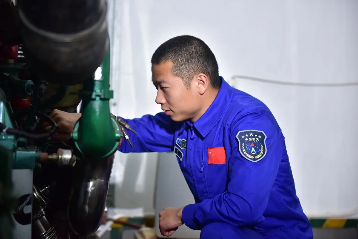 铜鼓岭上，两位北京小伙儿托举长八首飞