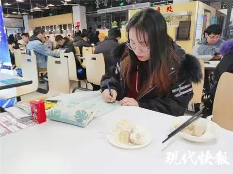 把知识点吃到肚子里！南航食堂为考研学子派发暖心蛋糕