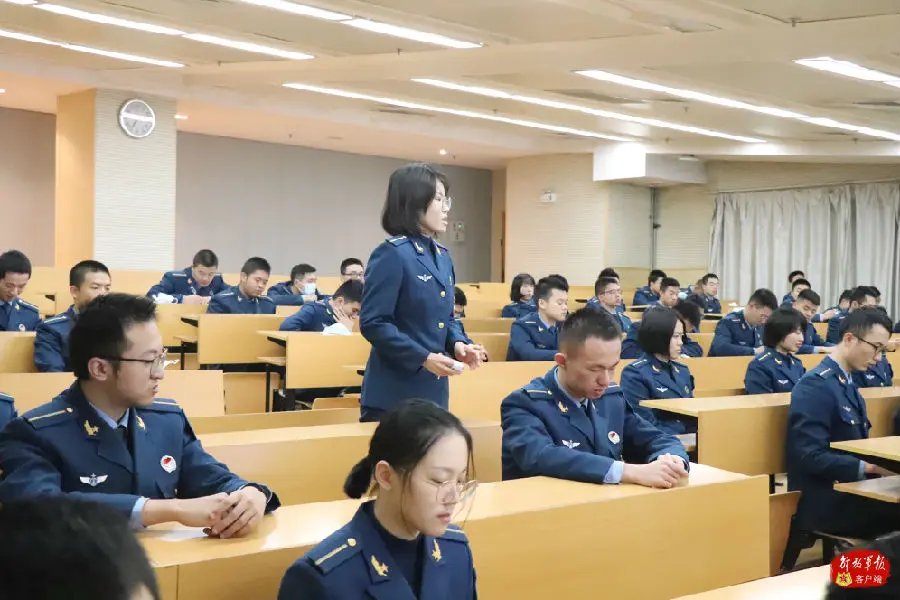 空军军医大学基础医学院学员五大队举办基层官兵座谈会