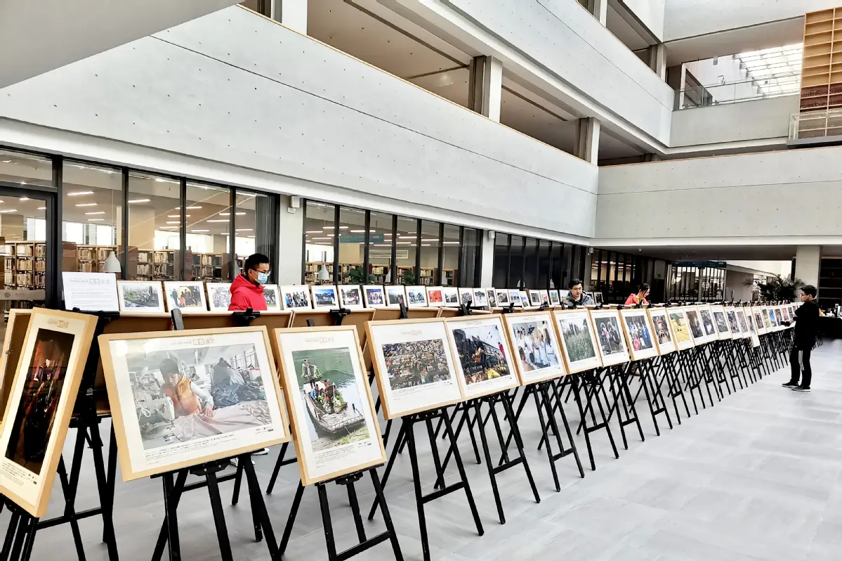 《百名摄影师聚焦脱贫攻坚》精选图片全国巡展在北京工业大学逸夫图书馆举行