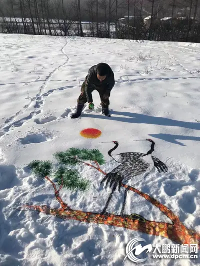 农民雪地作画短视频平台上展示家乡冰雪美景