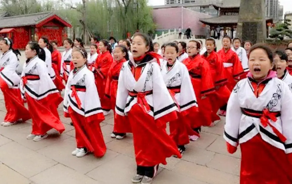 汉服当校服，学生走“格格步”？大学教授痛批：荒唐！原因有三