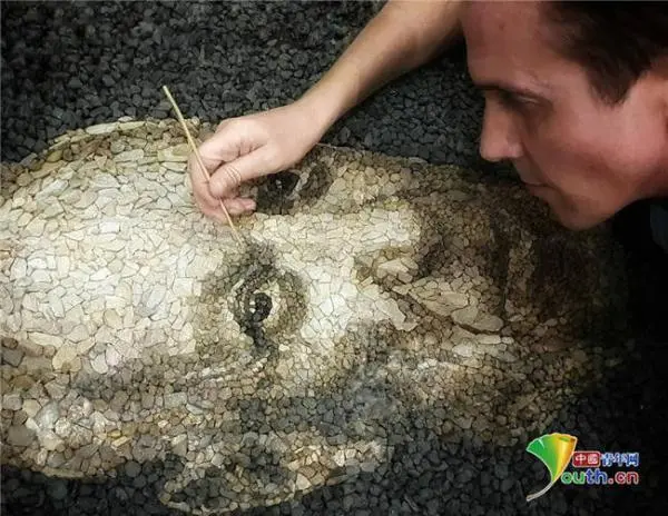艺术家用鹅卵石作画惟妙惟肖 人物肖像堪比真人照片