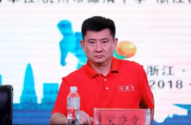 昨晚吹惨山东男篮的35号裁判是何许人也？郭士强曾指着他的鼻子骂