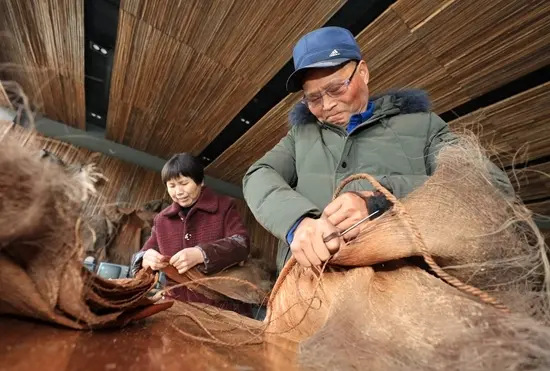 张家界：六旬夫妻“蓑衣匠”