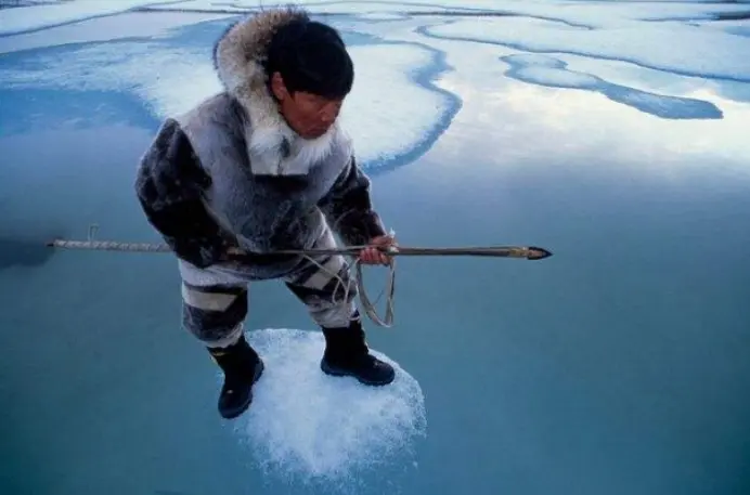 生活在北极圈的因纽特人，与中国人是什么关系？他们长的一模一样